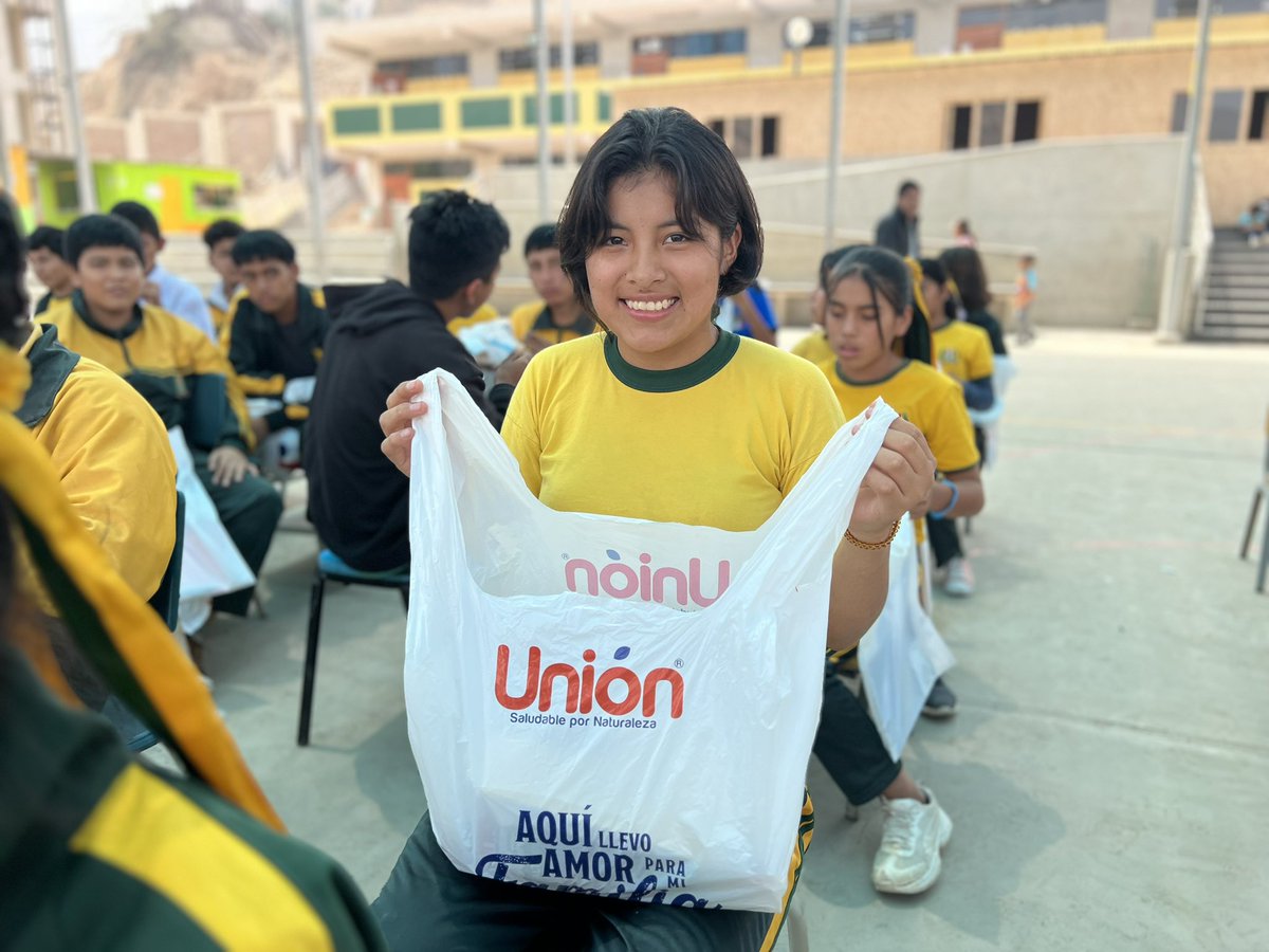 AdventistasAPCE's tweet photo. 📍Colegio Antenor Orrego Espinoza, El Valle de Jicamarca #APCE: cientos de niños y sus familias fueron beneficiados con la repartición de productos Unión y útiles escolares. #JesusVencio #RID #AñoDeLasGrandesConquistas https://t.co/zDaqgKOgkV