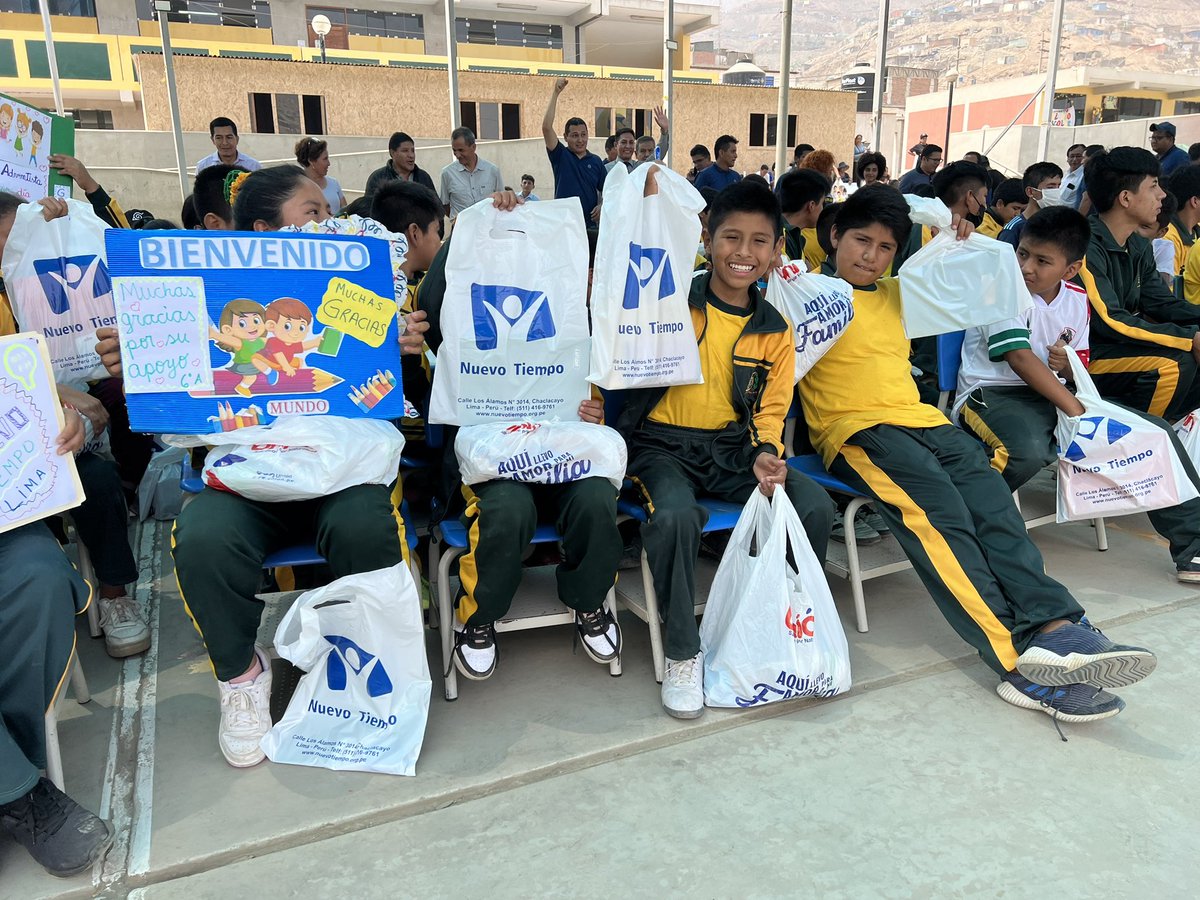 AdventistasAPCE's tweet photo. 📍Colegio Antenor Orrego Espinoza, El Valle de Jicamarca #APCE: cientos de niños y sus familias fueron beneficiados con la repartición de productos Unión y útiles escolares. #JesusVencio #RID #AñoDeLasGrandesConquistas https://t.co/zDaqgKOgkV