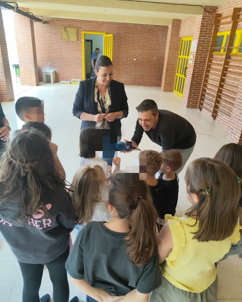 ondacolor's tweet photo. 🎙 Conexión en directo con el C.P. Juan Ayala de #Ceutí

👉La Alcaldesa de Ceutí junto al concejal de Educación, han clausurado esta mañana la escuela de Semana Santa.

▶️ Escúchalo completo en #Spotify :
https://t.co/OZ5mgOH4Pi https://t.co/eyLIEdhc64