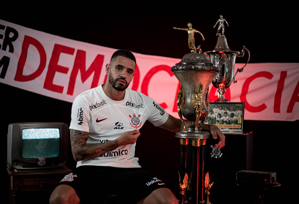 Corinthians's tweet photo. Dois títulos paulistas, vitórias fora de campo e um movimento que ficou marcado na história.

As novas camisas do Timão, em homenagem à Democracia Corinthiana, chegaram: https://t.co/iIvqTDIbom

#VaiCorinthians https://t.co/S3sXSWiRAE