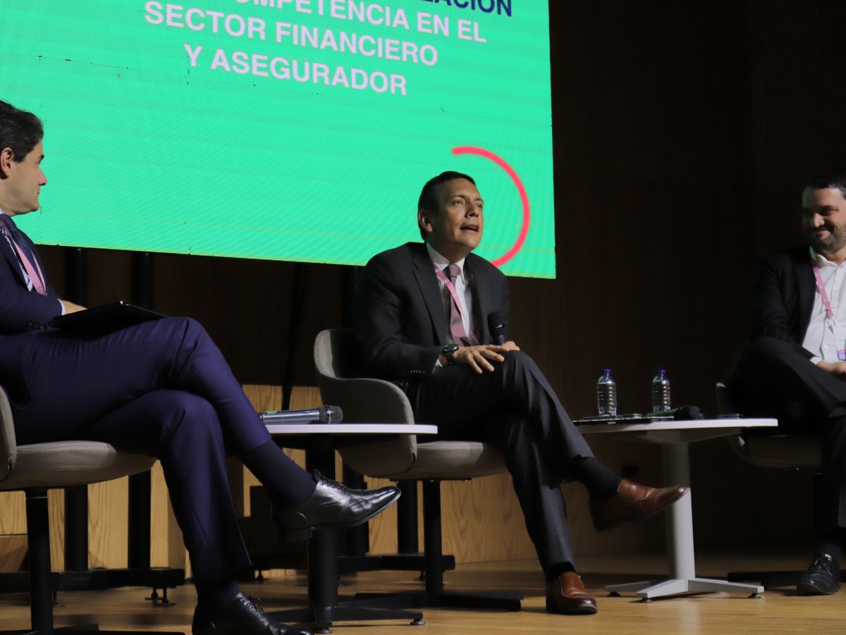 Asobancaria's tweet photo. @felipelega @Deloitte @jpherrerasaav @UExternado @felipeserranop @asocompetencia "Hoy entendemos a la regulación y a la #librecompetencia como pilares complementarios y necesarios". @jpherrerasaav, de la @UExternado. #11JornadaDeLibreCompetencia https://t.co/PcnuQ0bpJ8