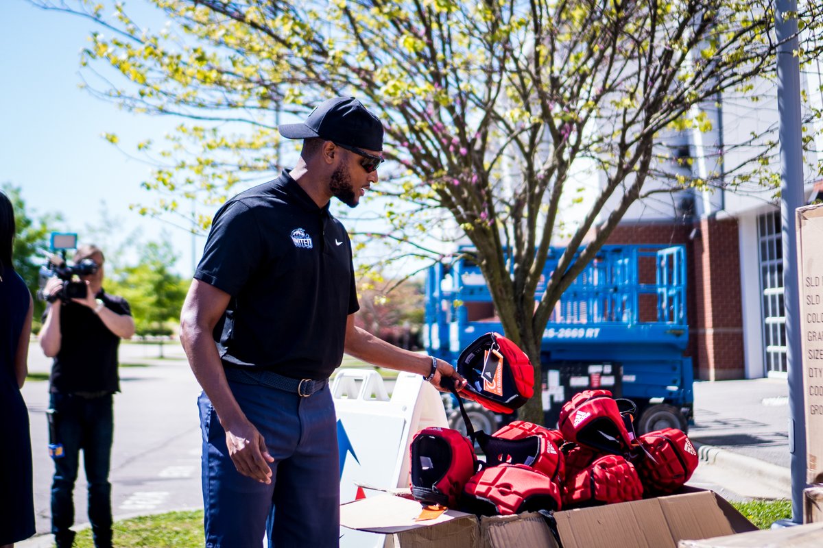 This morning at the Close-King Indoor Practice Facility on NC State's campus, <a href="/HoltBrothersInc/">Holt Brothers, Inc.</a> donated padded soft shell practice helmets to area high school football programs.

📸: highschoolot.com/holt-brothers-…