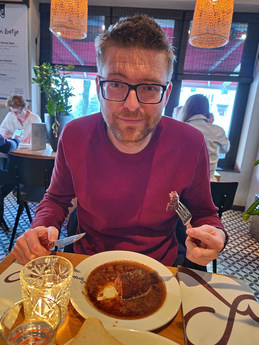 De nieuwe vegetarische biefstuk van <a href="/loetje/">Loetje</a> is echt verrukkelijk. Bizar om iets te eten dat uit de 3D-printer komt, maar het is echt alsof ik vlees zat te eten. Krokant korstje, mals van binnen. Dit is de toekomst.