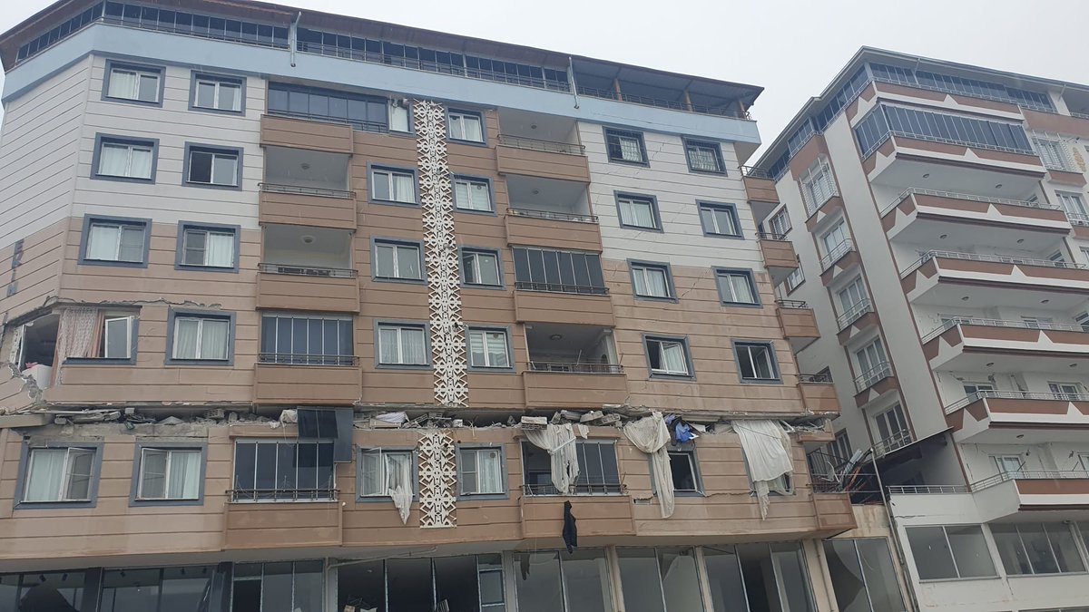 NazBstrk's tweet photo. #nurdagiislahiyeşartsıztayin
Gördüğünüz bir çatlak değil, bir apartmanın 2. Katı ve biz bu katta dört ogretmenimizi kaybettik. İslahiye ve Nurdağı unutulmamalı. Şartsız tayin istiyoruz.

@Serhan_Asker @fatihportakal @degirmencirfan @cuneytozdemir @OguzhanUgur @haluklevent https://t.co/cUy5XUPPZH