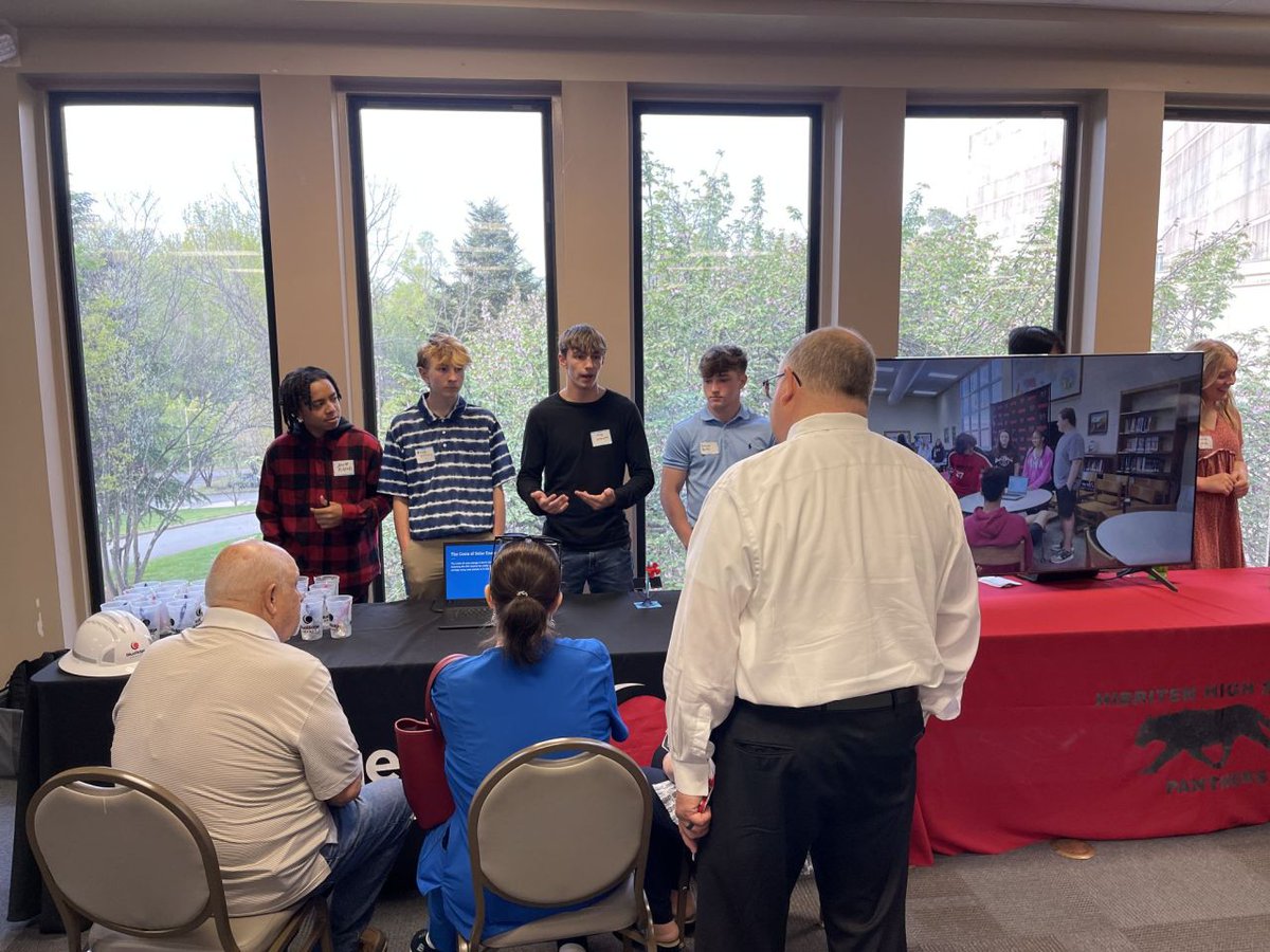 OpenWayLearning's tweet image. Last night, about 50 students from @CaldwellVoice came together to present their work on #ProfessionBasedLearning projects. What a fantastic event and experience it was! Shout out to @ARCgov for funding and @kimhcase1  at @myFutureNC for helping it get off the ground!