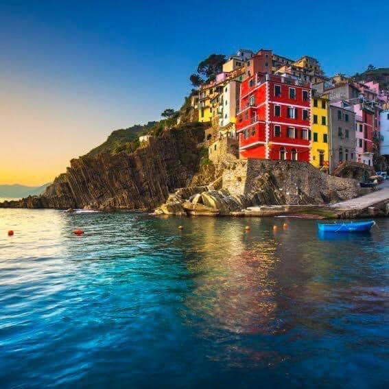 Riomaggiore town, #Liguria. 😍 🇮🇹 

#Italy #Vacation #SunsetTrip #EGTGolfTour #Italia  #thursdaythoughts