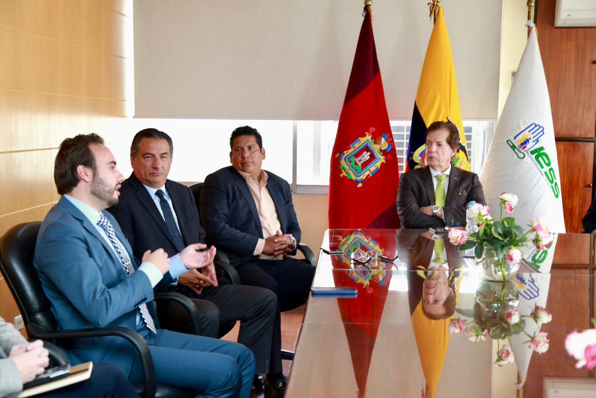 IESSec's tweet photo. #IESSatuServicio | Ante las principales autoridades del @IESSec hoy se posesionó al Mgs. Francisco Mora Toro como nuevo director del Seguro General de Salud Individual y Familiar. Se reiteró el respaldo y compromiso de trabajo conjunto en favor de la seguridad social. https://t.co/SBrBBdmx7D