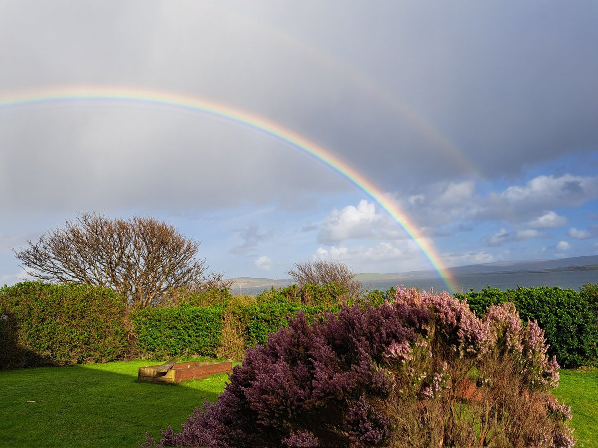 Inishlyre's tweet photo. The close of the day with a touch of luck #Inishlyre #IrishIslands https://t.co/QFAwrLEswZ