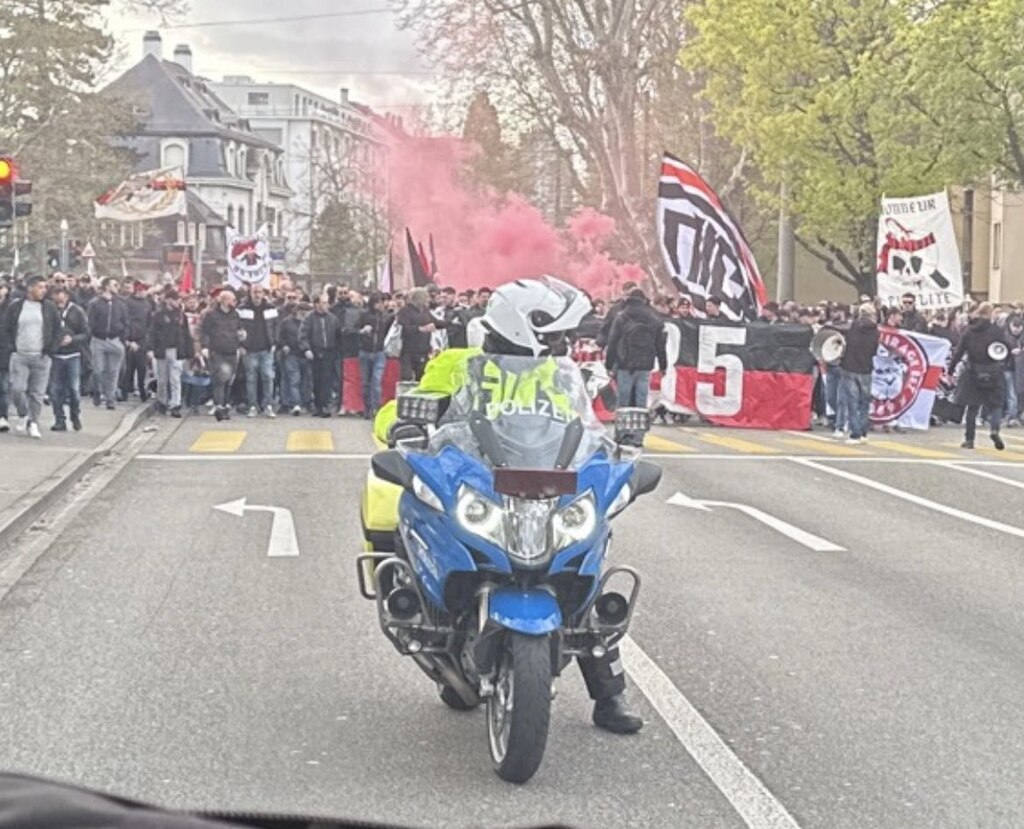 Kantonspolizia's tweet image. R to @Kapo_BS: Der Tross befindet such aktuell auf Höhe Denkmal. Begleitet von Rauch- und Knallpetarden.

@Kapo_BS 

Kantonspolizei / Polizia cantonale by @Kantonspolizei
A @grttme project - Other backups: @Hallotme

#swisspolice #polizeischweiz #policesuisse #poliziasvizzer…