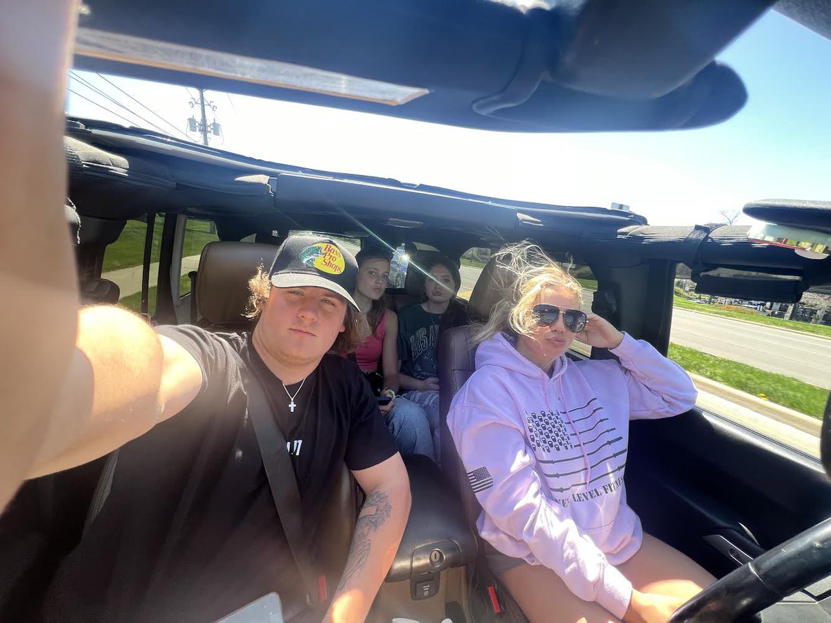 cwmirror's tweet photo. How seniors “roll” into google meets 😎☀️ #remoteday @delaineysix2023 https://t.co/9M7ExLPGvh