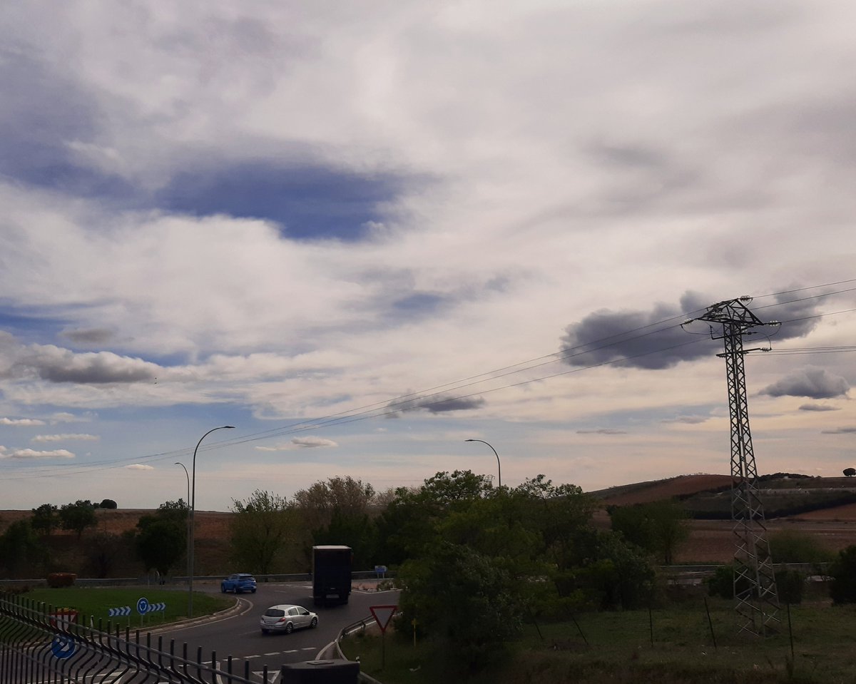 celesgalan64's tweet photo. #nubes con #Sol , sin Sol, #blancas y #anaranjadas ,
#redondas y #alargadas
☁️☁️☁️🌤🌤🌤☁️☁️☁️
#Primavera
#clouds #spring https://t.co/RSlDvw5CyP