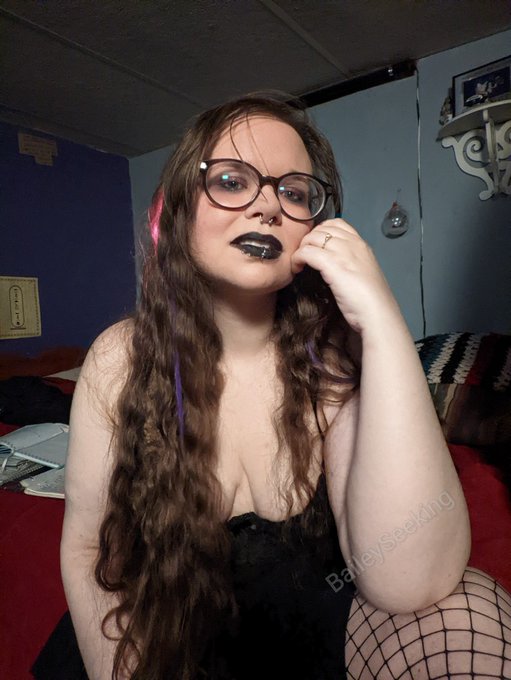 What's that? Anyone following me on Fansly and Loyalfans can watch my naked gaming series? Yep! Follow