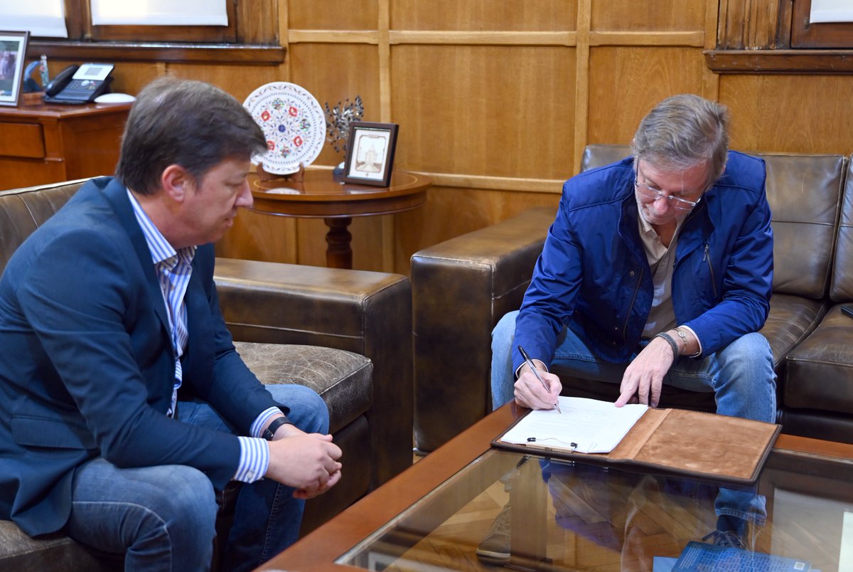 JuanjoBahillo's tweet photo. Firmé un convenio con el intendente del partido de Villarino, @CaliBevi, para que productores y productoras del Valle Bonaerense del Río Colorado puedan optimizar el riego a través de la adquisición de revestimientos para los canales. https://t.co/mbjzOtOTvi