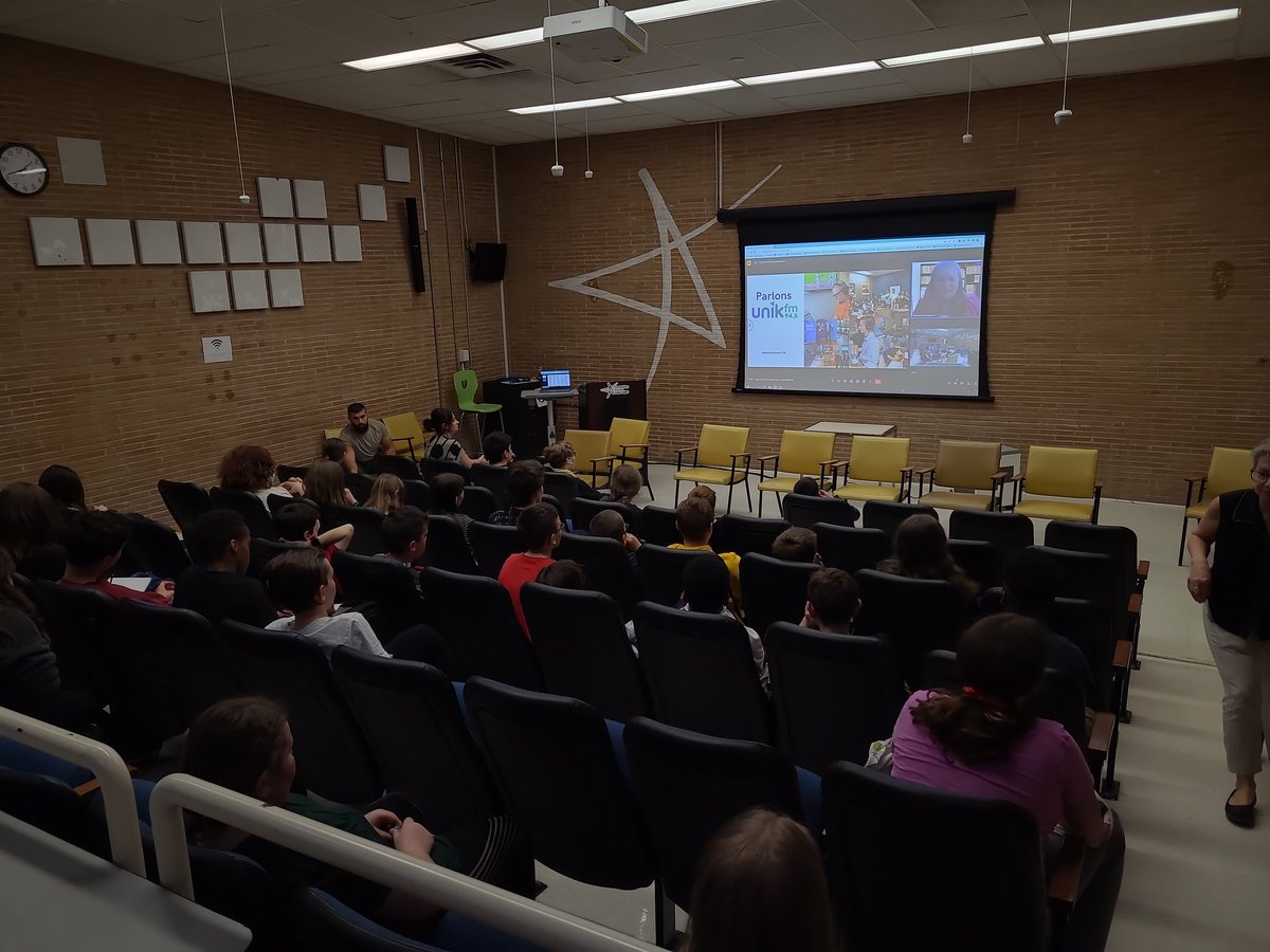 Belle rencontre avec Stéphanie Simard, DG d'Unique FM, et les élèves de l'école d'application du <a href="/CJulesLeger/">Consortium Centre Jules-Léger</a>. Préparation d'entrevues, rôle  de la communication et autres activités du genre à venir dans les prochaines semaines.  <a href="/ElisabethTasch1/">Elisabeth Taschereau</a> <a href="/cindyv0278/">Cindy Vachon</a> .
