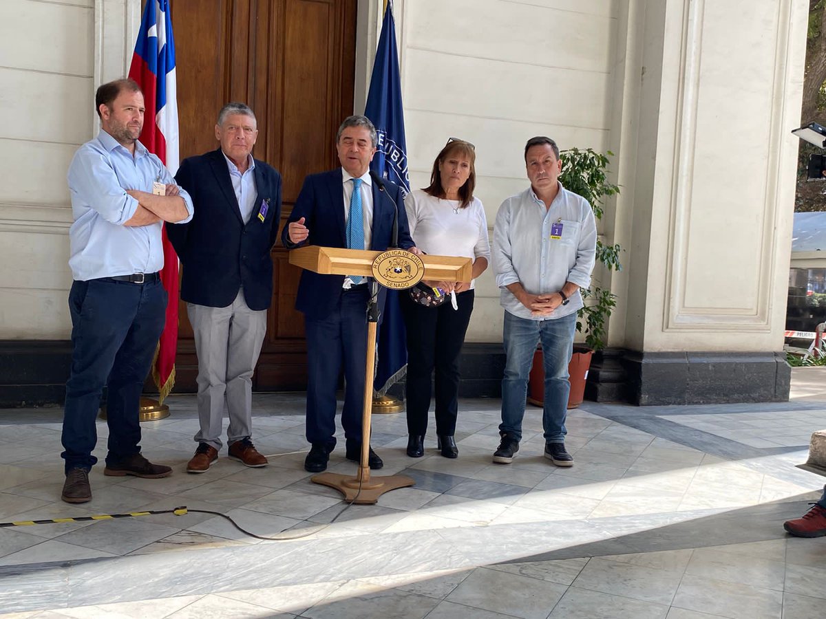 Senado_Chile's tweet photo. 📍Esta mañana el Presidente del Senado, @jacoloma, se reunió con @conapymechile, @MultigremialN,  @ASECH_ag,  Colegio de Contadores de Chile y el Exministro de Hacienda, @felipelarrain, para analizar la situación de las Pymes en Chile.

📲https://t.co/guf0TtE4ps https://t.co/eghQTfh9gh