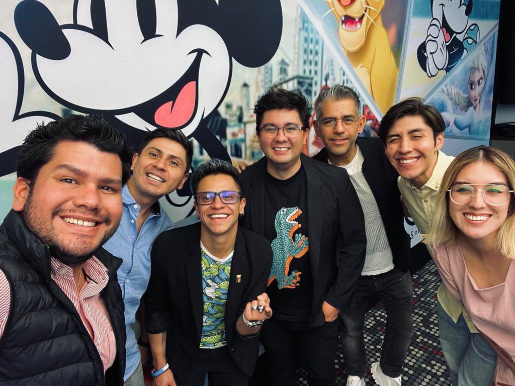 PrideConMX's tweet photo. El equipo de @Disney México nos invitó a conocer sus instalaciones y nos contaron sobre la forma en la que implementan acciones de diversidad e inclusión dentro de la compañía. 🏳️‍⚧️ 🏳️‍🌈

Nuestros afiliados saben que el compromiso es el camino hacia los espacios laborales seguros. https://t.co/t4mJVRAT1x