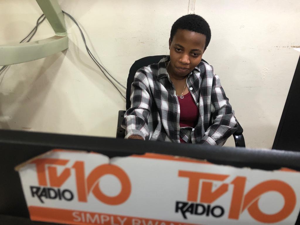 "Uyu munsi nasuye IRADUKUNDA Claudia wiga muri #L5Multimedia urimo gukorera #IAP kuri <a href="/Radiotv10rwanda/">RadioTv10 Rwanda</a>. Bamushimiye ko ari umuhanga, ko atagira ubunebwe, aho bamukeneye hose akahaboneka, akanubahiriza igihe". -Umwarimu <a href="/Mireille0143/">Mireille</a>.
Turabashimiye #Bafatanyabikorwa!
<a href="/RTB_Rwanda/">Rwanda TVET Board</a>