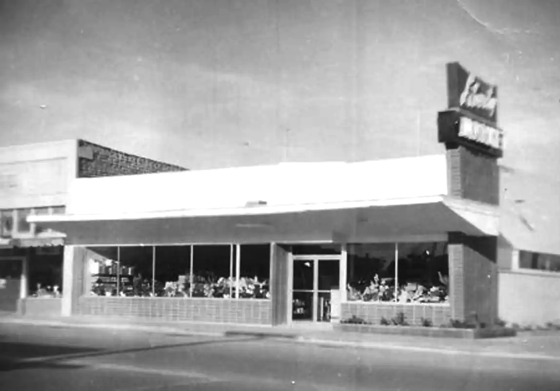 GilbertNewsie's tweet photo. #TBThursday: @libertymarket from the 30s to now! @realjoe and his wife Cindy opened Liberty Market in 2008. It still has the market's iconic sign designed by Mae Ong who owned and operated the market from 1943 to 1987 with her husband Ben. https://t.co/hAt3dutx0a