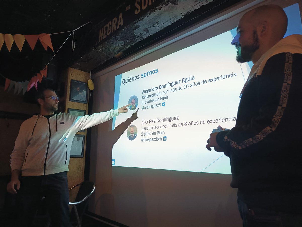 agilevigo's tweet photo. @alexdguez8 y @AlezPax presentando cómo trabajan en Plain Concepts. #agile #scrum https://t.co/5l8c9Mqbed
