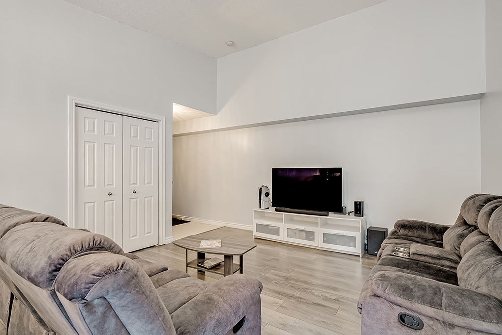 TheKuchmaTeam's tweet photo. Condo Living at its best! Spacious two bedroom two bathroom top floor condo in Northeast Burlington! Fantastic location- close to restaurants, shopping, highways and all amenities! 4013 Kilmer Dr is offered at $619,000! 
.
.
.
#thekuchmateam #Burlington #realestate https://t.co/Zt4MQsq2A1