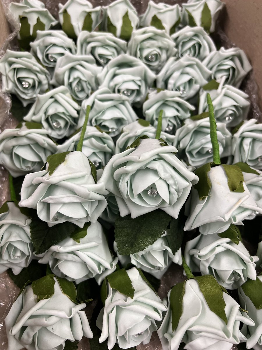100s of buttonholes ready for delivery! 💌 

#flowers #wedding #bride #groom #buttonholes #roses