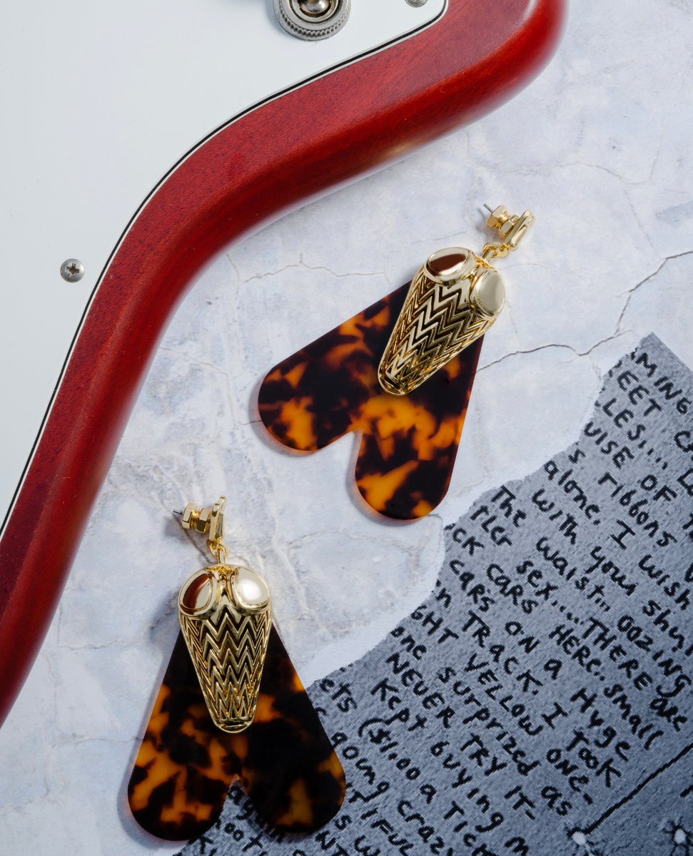 dreaming of tortoiseshell ☁️

Aff Fly Amulet Drop Earrings: bit.ly/3lTqaol

#aff #goldearrings #dropearrings #earstack #jewellerybox #ukjewellery #ukjewellerybrand #smallbusinessuk #statementearrings