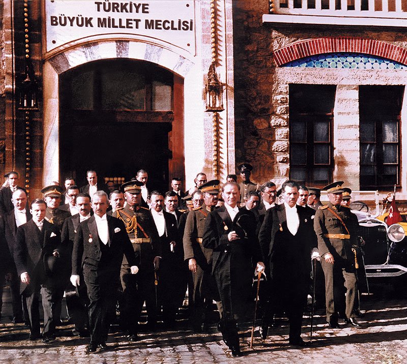 Türk Milleti'ni,
etnik kökenlerine göre ayrıştırmak
birkaç düşman aleti beyinsiz, mürteciden başka hiçbir Millet ferdi üzerinde üzüntüden başka bir tesir bırakmamıştır
Başbuğumuz Mustafa Kemal Atatürk