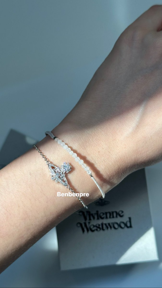 bentooo115's tweet photo. #พร้อมส่ง🎉 NARCISSA BRACELET
✨สร้อยข้อมือ มีเพชร วิบวับสุด ดีเทลงามมาก 
✨ใส่ไปเดท ใส่ติดข้อมือก็ได้ ดูมีอะไรสุดๆ
✨ 6,500.-
✨ total chain length 17.5cm

#viviennewestwoodthailand #viviennewestwoodearringsthailand #viviennewestwoodnecklacethailand #viviennewestwoodearrings https://t.co/gKqRIMwAf9