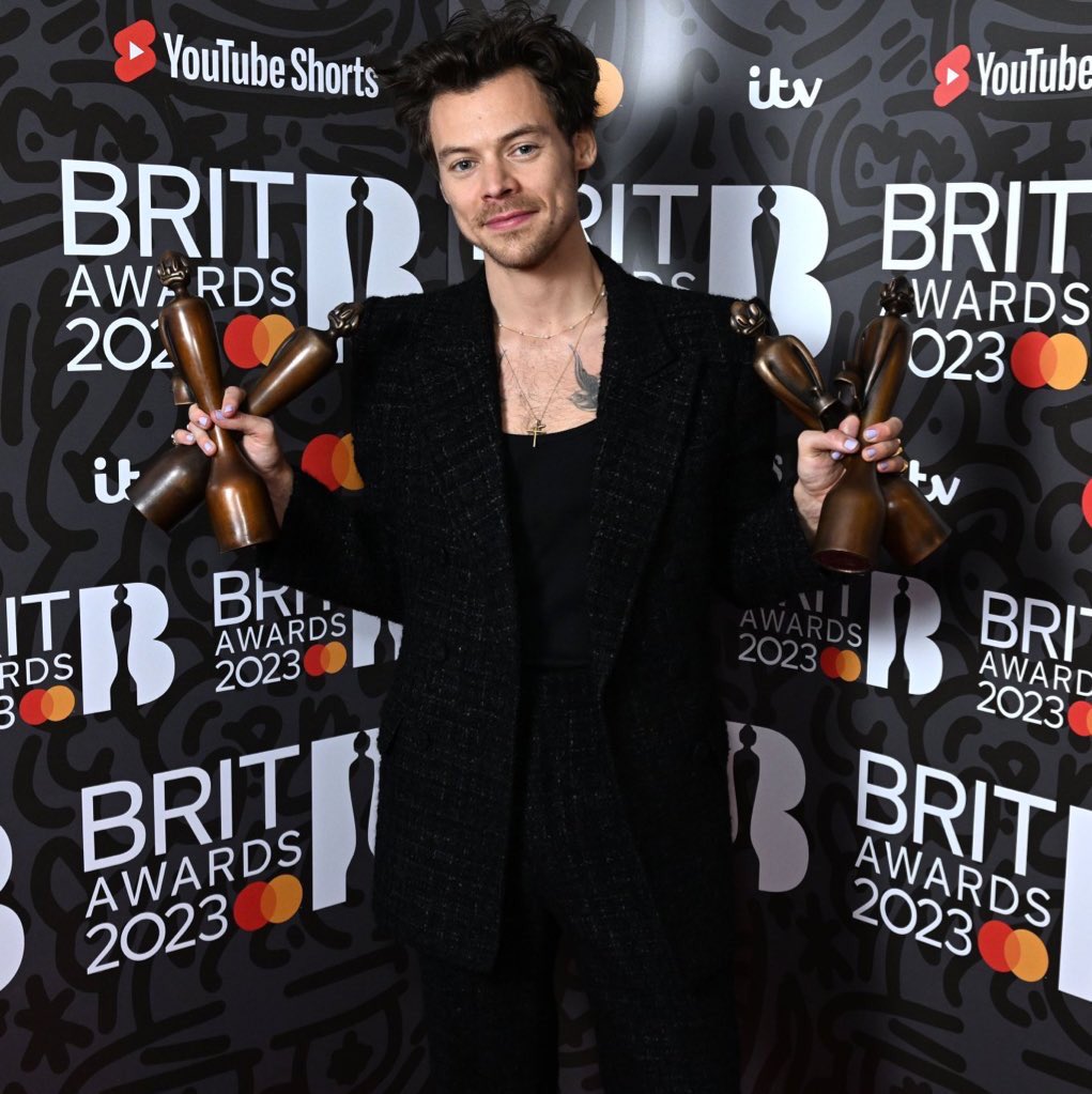 theHScrave's tweet photo. 🏆| Harry’s House by @Harry_Styles is the first and only album in HISTORY to win the (international) Album Of The Year in:

— the USA, x2
— the UK
— Denmark
— Canada 
— the Czech Republic https://t.co/sGNVPj56p3