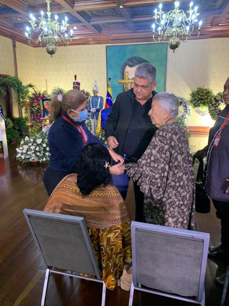 Como miembros de la Asamblea Nacional <a href="/asamblea_ven/">Asamblea Nacional 🇻🇪</a>, acompañamos la capilla ardiente de la exrectora del Consejo Nacional Electoral <a href="/cneesvenezuela/">CNEVenezuela</a> y ministra de Educación Universitaria Tibisay Lucena.

!Honor y Gloria!