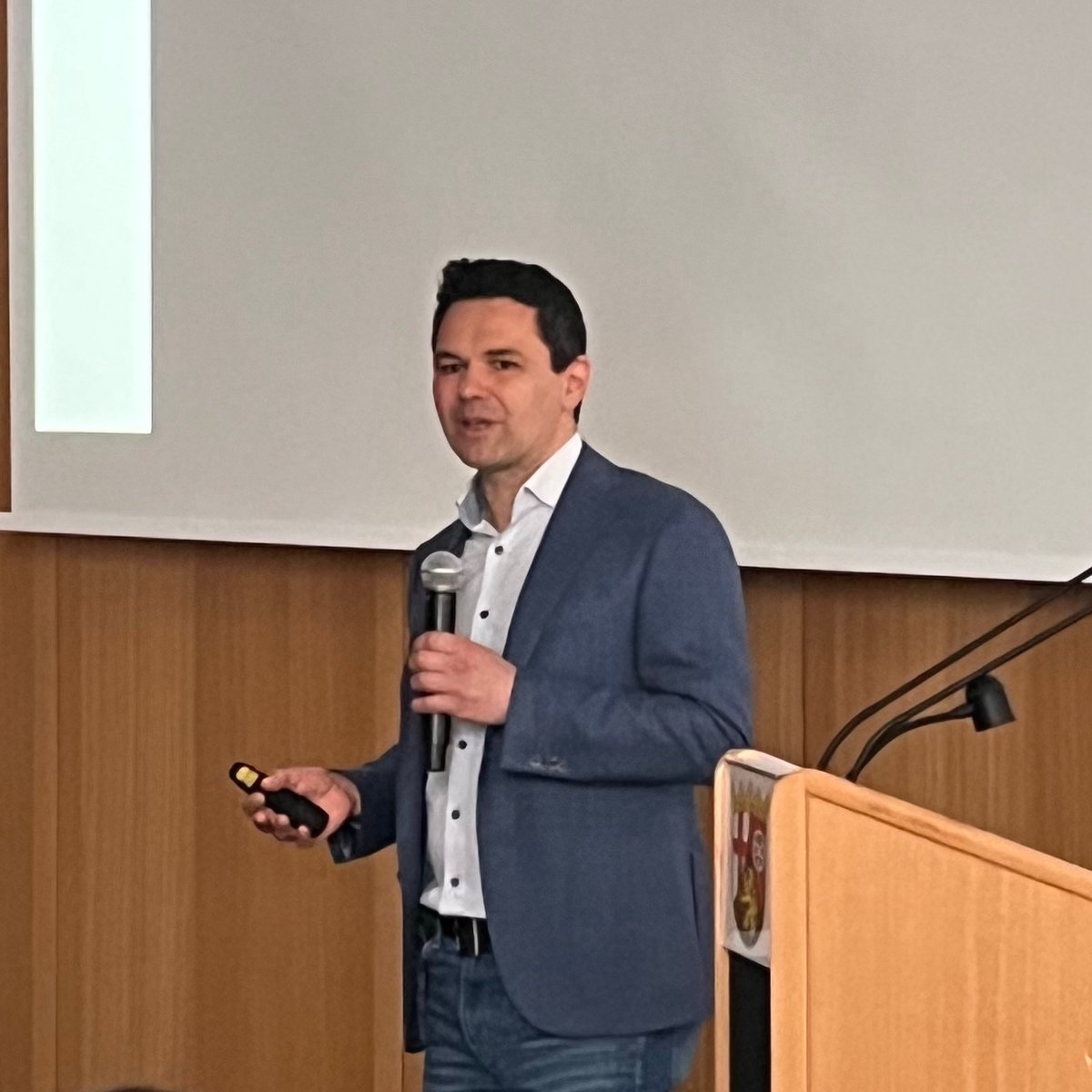 Terli unterstrich, dass es dringend notwendig ist, die globale Erderwärmung nicht nur als #Klimawandel, sondern als #Klimakatastrophe zu bezeichnen. Denn der „Klimawandel“ verharmlose die aktuelle Situation und führe zu einer falschen Wahrnehmung bei den Menschen. (4/X)