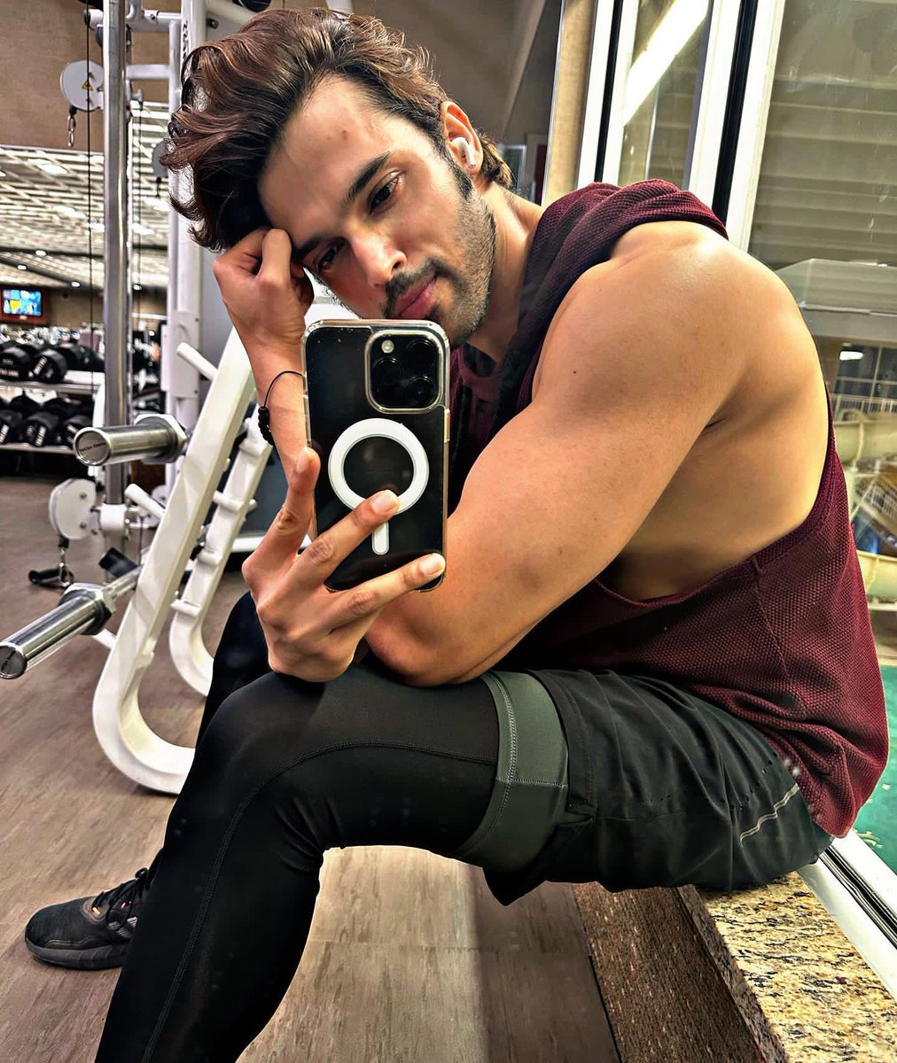 Instagram post of @LaghateParth 

Different times but same gym ,same pose aaaand same clothes …..almost !!☺️💪
#lifetimecanton #fitnessjourney #michigan #usadiaries 

#ParthSamthaan𓃵
#ParthSamthaan