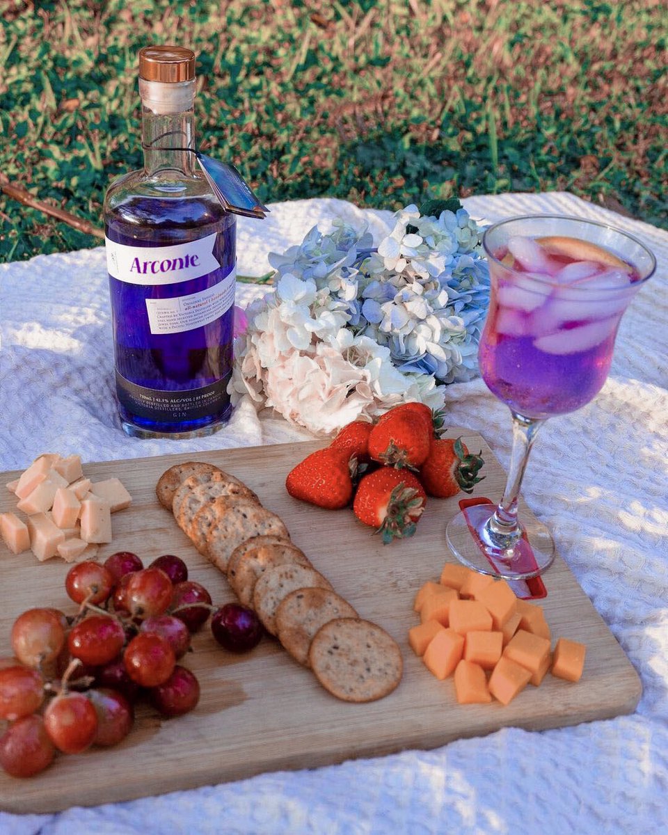 ⠀⠀  
Depois de uma manhã muito atarefada, reservei a tarde para relaxar um pouco. E um piquenique foi meu escape de hoje. No time for stress here. Totally “me, myself and I” today.
⠀⠀