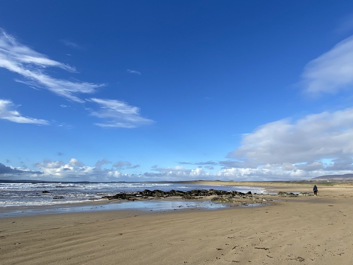FMacKenzie999's tweet photo. watching the rain over #portnahaven earlier before making its way to sunny  #kintra 

and sunny views to #mull and #jura from #caolila https://t.co/7UlqSL2xTM