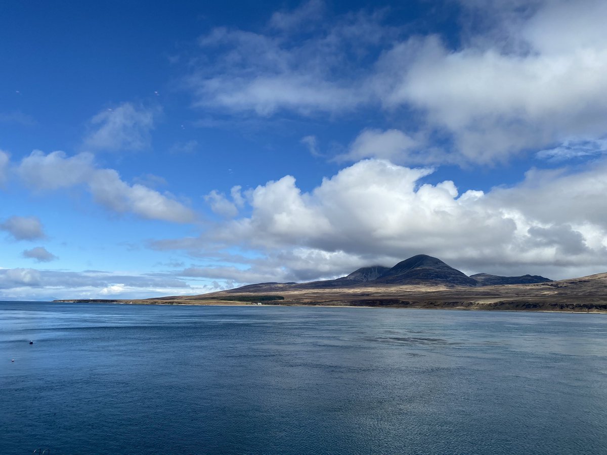 FMacKenzie999's tweet photo. watching the rain over #portnahaven earlier before making its way to sunny  #kintra 

and sunny views to #mull and #jura from #caolila https://t.co/7UlqSL2xTM