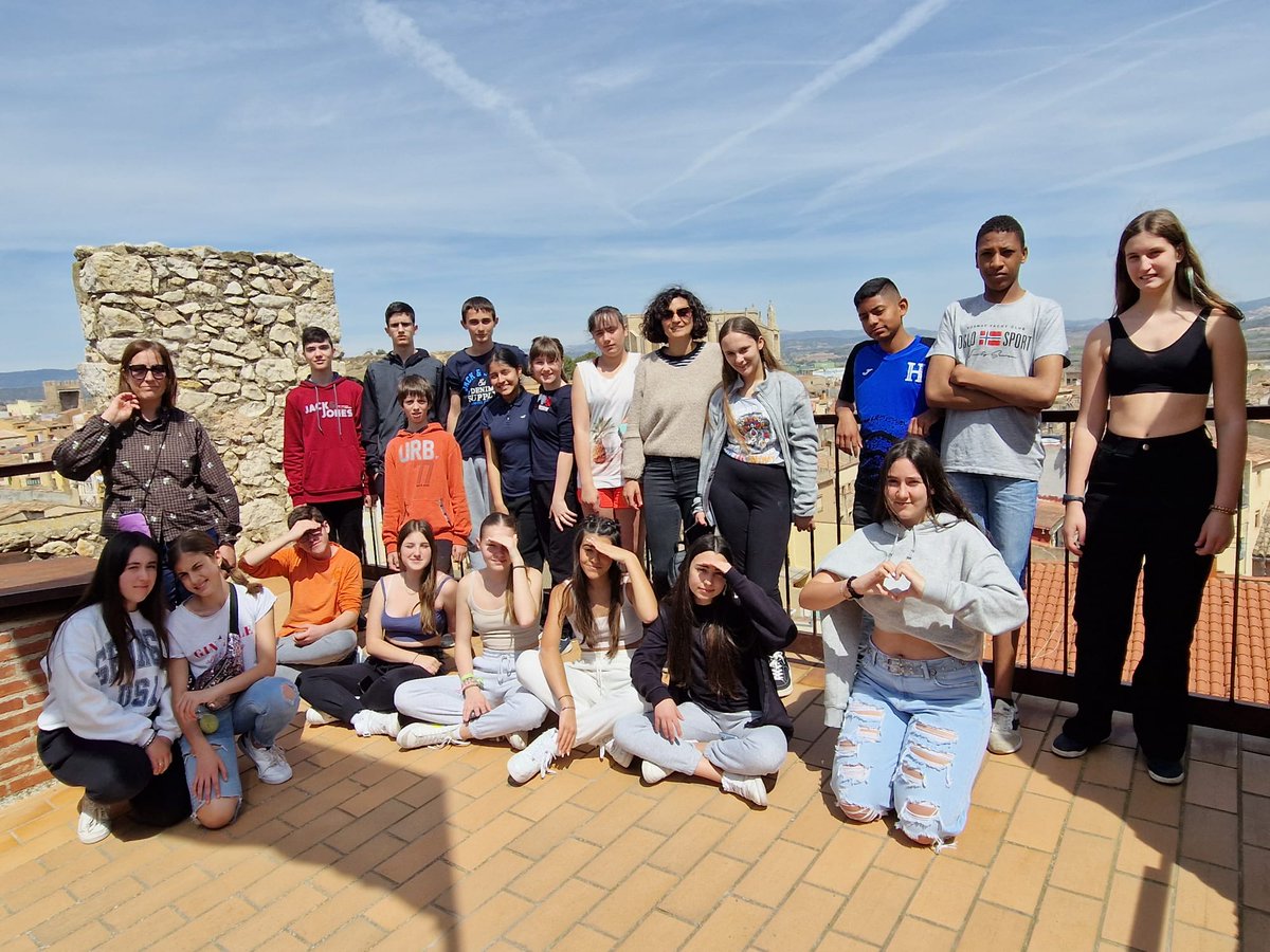 IEDMangrane's tweet photo. ➡️L'alumnat de 2n d'ESO descobreix com era el dia a dia en l'època medieval  visitant el monestir de Poblet  i gaudint d'un recorregut per la ciutat i les muralles de Montblanc 👣. @imma_selma https://t.co/i7Cwqg6XZ6