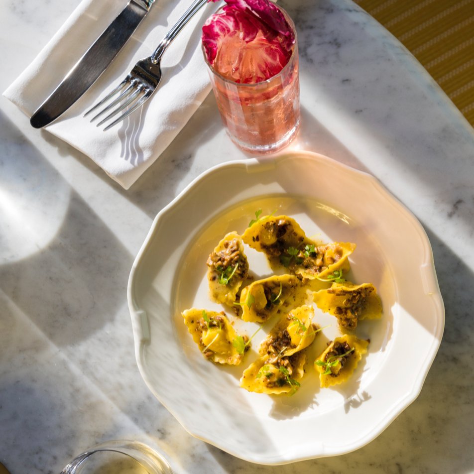 GeorgianHotelSM's tweet photo. Virginia Woolf once said, "One cannot think well, love well, or sleep well, if one has not dined well." 
#sunsetbar #sunsetterrace #diningroom #thegeorgian https://t.co/3gxH7h4U0J