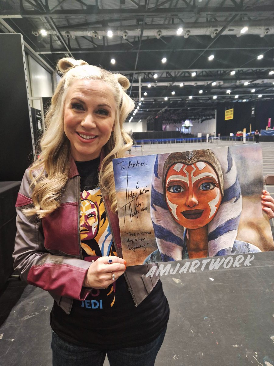 This week, I had the honour of meeting Ashley Eckstein. I completed this coloured pencil portrait of Ahsoka for her to sign. She was so kind and encouraging, going as far to post a video on her Instagram story of my work. Likes and RTs are appreciated! #ahsokatano #starwars #art