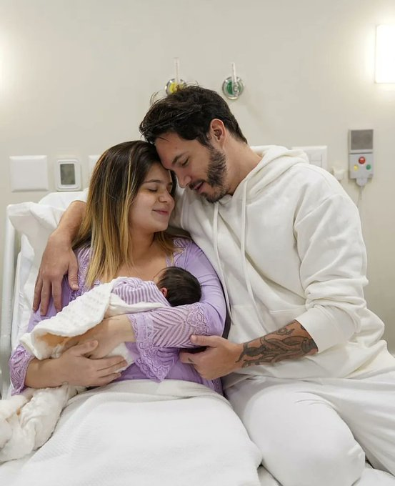 ALFINETEI's tweet image. 🚨 EITA! Viih Tube e Eliezer estão sendo criticados por enquadrar a placenta da filha.