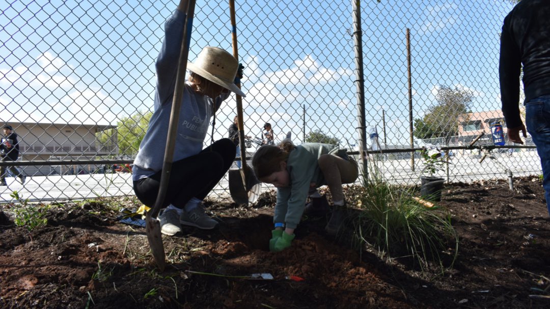 LAWorksNow's tweet photo. Want to make a difference this Earth Week? Head to our website and check out our volunteer opportunities just like this one! Learn more here: https://t.co/gcMVu8zCZF! 🌱🌎✨ #volunteer #SpringGreening #climateaction (2/2) https://t.co/oAZDoBws5S