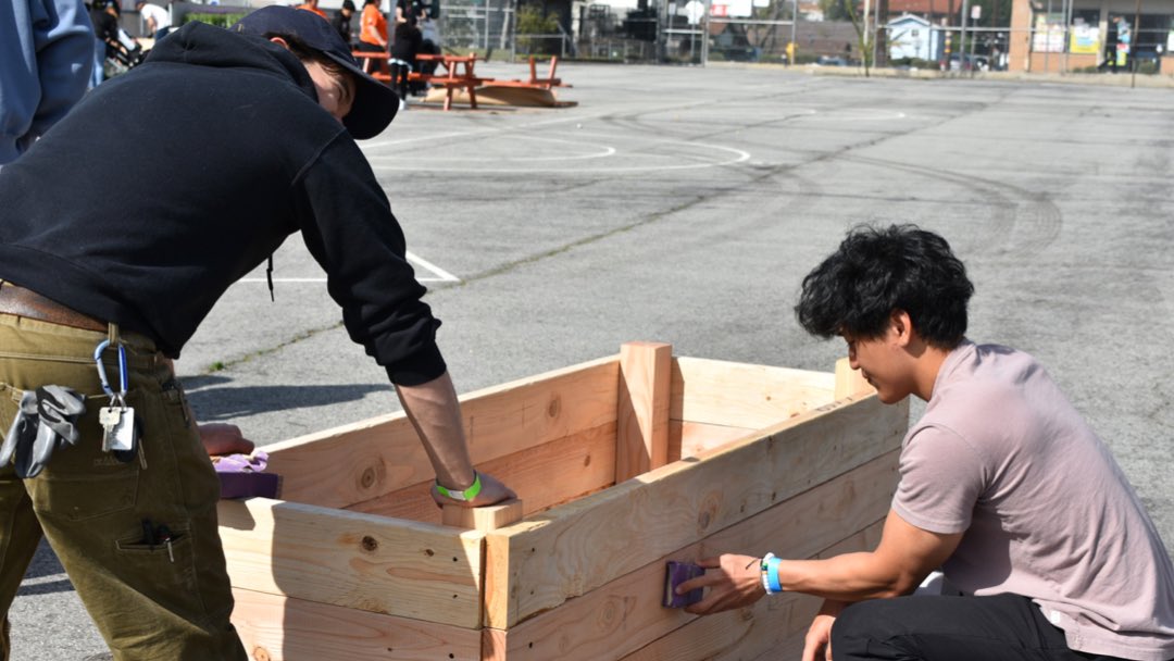 LAWorksNow's tweet photo. Want to make a difference this Earth Week? Head to our website and check out our volunteer opportunities just like this one! Learn more here: https://t.co/gcMVu8zCZF! 🌱🌎✨ #volunteer #SpringGreening #climateaction (2/2) https://t.co/oAZDoBws5S