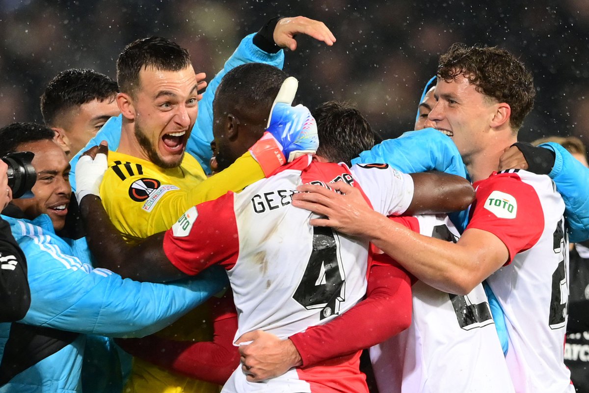 Squawka's tweet image. Feyenoord are the first side to beat both Lazio and Roma at home across all competitions this season. 

◉ 1-0 vs. Lazio 
◉ 1-0 vs. Roma 

Derby della Capitale? Completed it, mate. 🎮