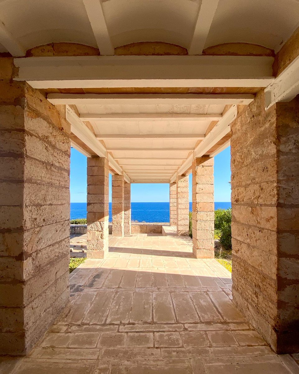 Mediterranean colors and textures, by #JørnUtzon, and under the Easter light. A masterpiece made using “marès” sandstones, clay, and exposed cement beams by our father. 😊😊😉😉

South east of Mallorca #mediterraneanarchitecture