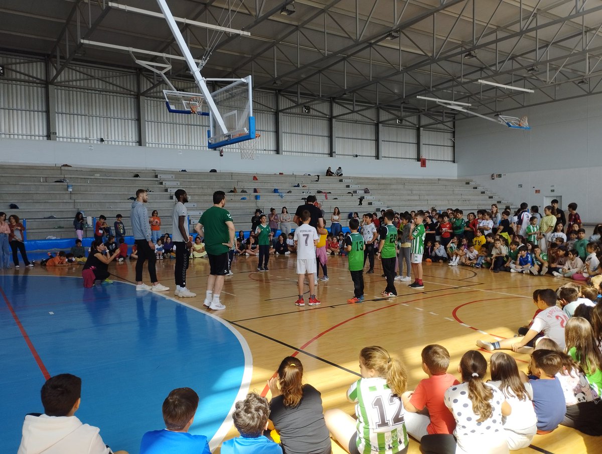 vvadeportiva's tweet photo. 📸💥 Momentos para el recuerdo los que se han podido vivir en la exhibición de los jugadores del Real Betis de Baloncesto #LukeFisher y #BJohnson y encabezados por #RaulPerez, a los que agradecemos como han hecho disfrutar a los niños y niñas del #CEIPManuelCastroOrellana ☺️ https://t.co/Ko8MmBPYkh