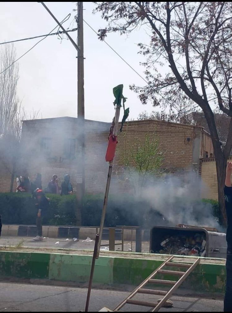 wayshamal's tweet image. ده‌نگی کورد له لایان مێدیا و چالاکوانی کوردیش کپ ده‌کرێ! ئه‌مه ئاڵای جومهوری ئسلامی نیه! ئه‌مه ئاڵای ئێرانه! ئه‌وانه‌ی وا ده‌ڵێن ئالای جومهوری ئسلامی له سه‌رکوتی گه‌لی کورد هاوده‌س و هاوبه‌شن. 
#کوردستان #ئیلام #ژن_ژیان_ئازادی #کرماشان