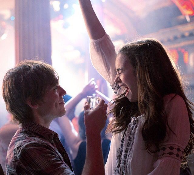 Eli_books_king's tweet photo. Ellos. Tanto el libro como la película y no importa si tuvieron final feliz.
Es desgarrador el simple hecho de que se amaban desde que eran niños y aún así siempre termiban separados o con otras personas.
Se amaban tanto y se dejaban tanto.
La escena de la boda me destruye. https://t.co/hJTy5phTMG