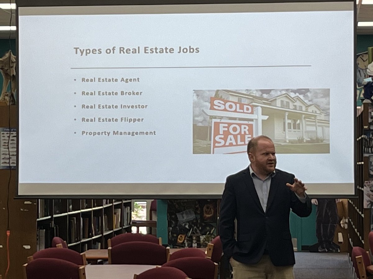 Thank you to ⁦@AFarnum2020⁩ for speaking to our VHS students about real estate careers & the plethora of possibilities around the industry. #CareerCafe