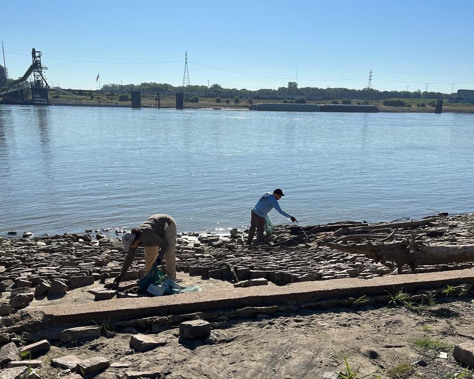 ♻️ <a href="/GatewayArchPark/">Gateway Arch Park Foundation</a> is celebrating #NationalParkWeek with a community trash pick-up event at the St. Louis Riverfront on Saturday, April 29 from 9 to 11 a.m. and 11 a.m. to 1 p.m. Recruit your friends and family members to help clean up the Mighty Mississippi River!
