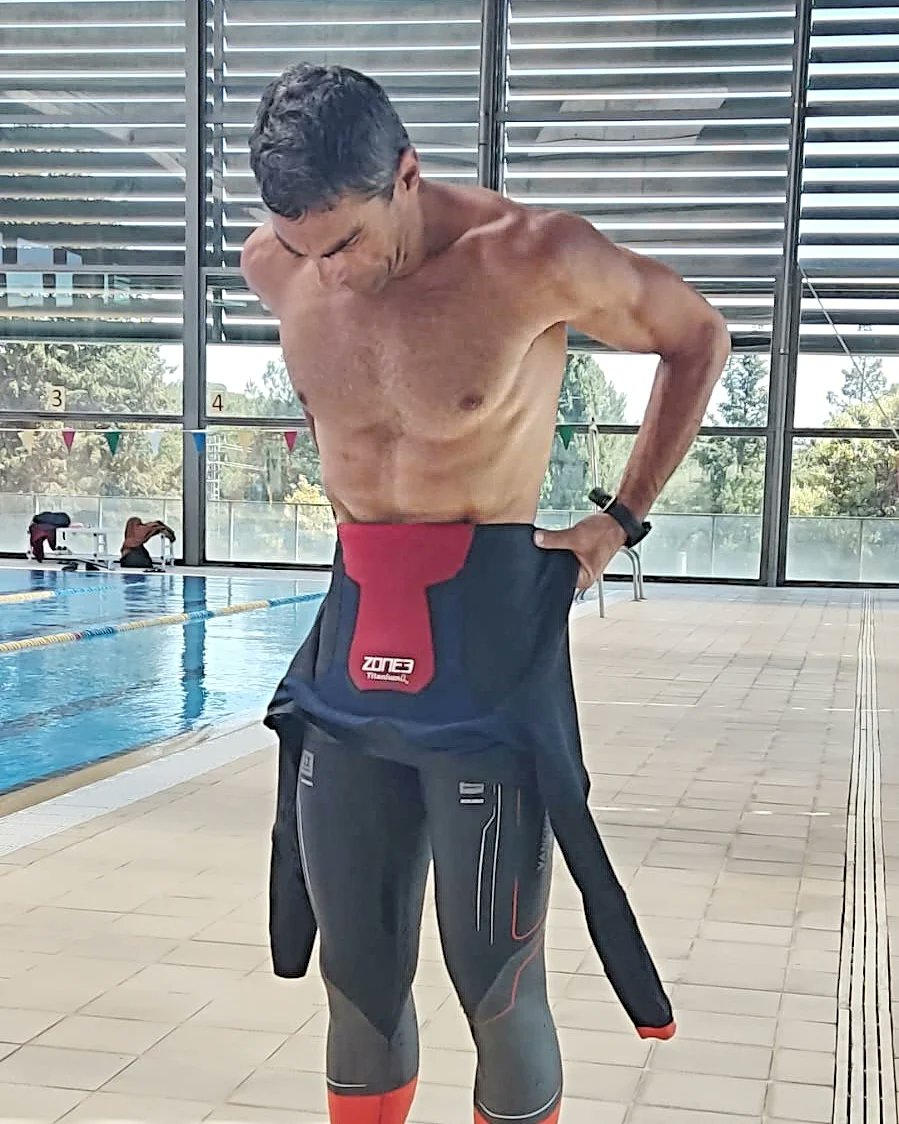 En clave de humor (y no tan humor) uno de los momentos de mayor tensión de la temporada y de la competición del triatleta es el momento entrar y salir del neopreno
#acostadeentrenar #soydelkalamos #triathlon #triathlete #triatlon #vidadeportiva #deporteyvida #rendimientosaludable