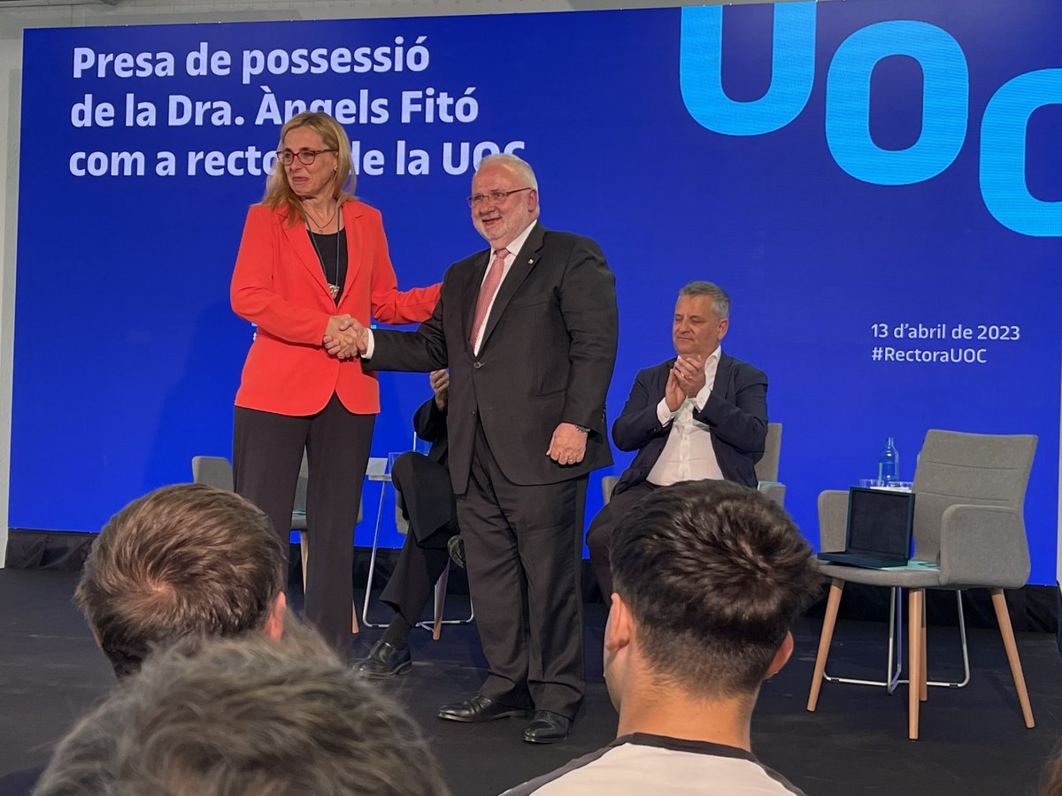 pastorams's tweet photo. Hi ha moltes imatges del dia d’avui però em quedo amb aquestes dues de l’estima i admiració mútua de #rectorUOC i #rectoraUOC (en el durant i al final de tot ;)
I amb els aplaudiments sincers de la comunitat universitària. 
Un privilegi tenir aquests jefes! https://t.co/Pz5HxeIr0G